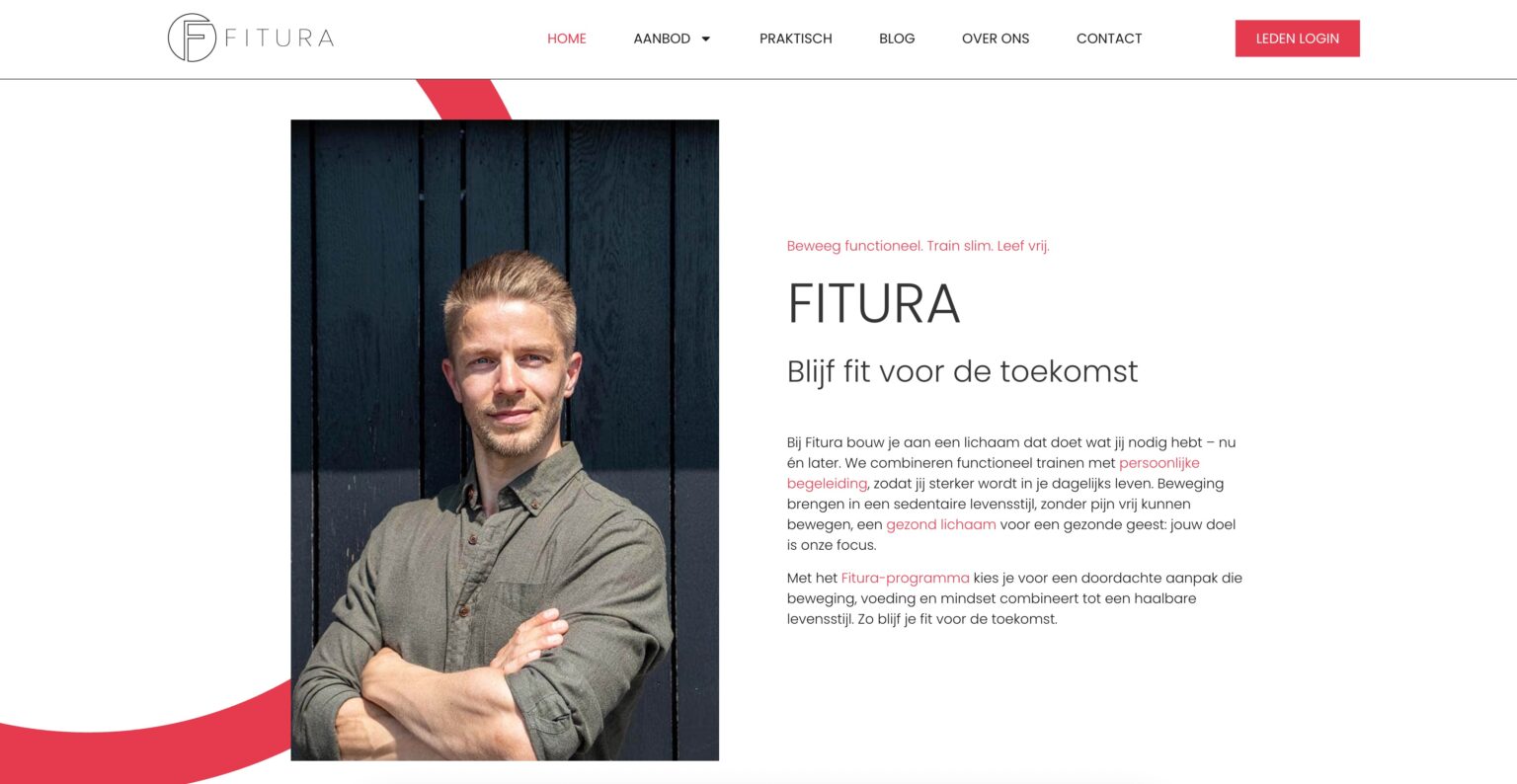Man met gevouwen armen glimlacht zelfverzekerd terwijl hij voor een donkere houten muur staat op een fitnesswebsite.