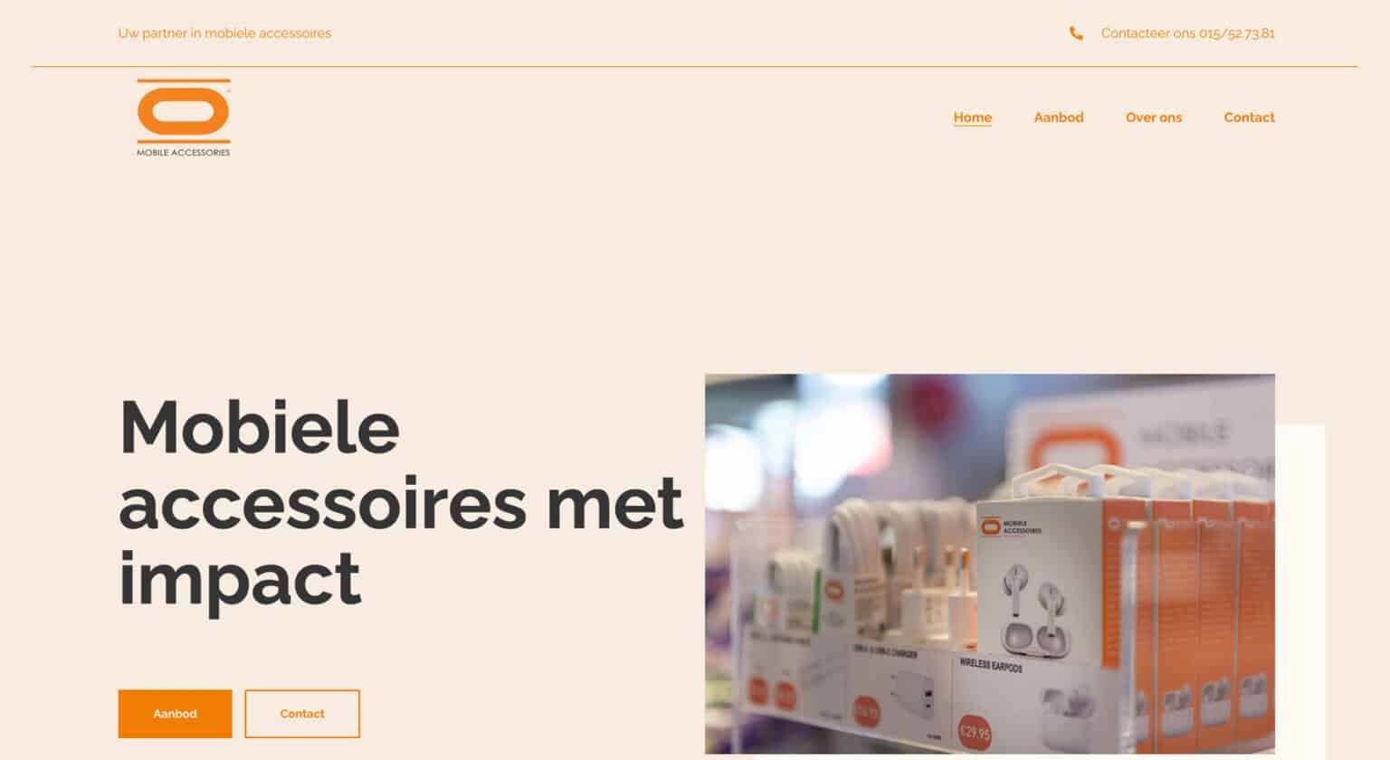 Weergave van mobiele accessoires in verpakking op een website met Nederlandse tekst en een lichtbeige achtergrond, ideaal voor de presentatie van een responsieve website voor schrijnwerkerij.