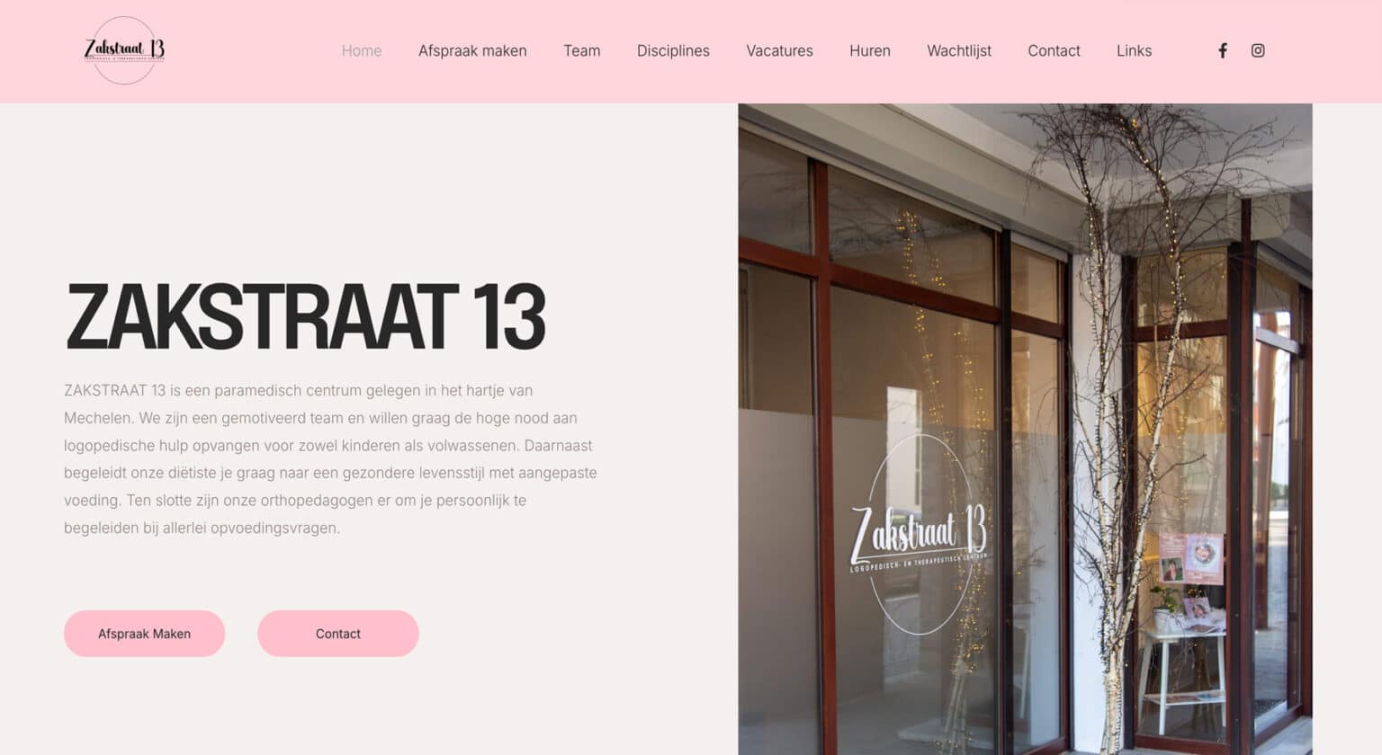 Een winkelpui met glazen ramen met het logo van "Zakstraat 13" en een decoratie van boomtakken aan de binnenkant, waarin webdesign en copy voor schilderwerken voor een stijlvolle presentatie zijn verwerkt.